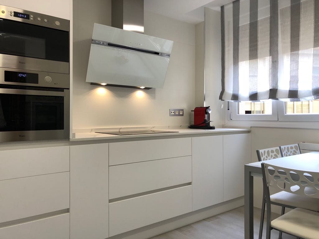 cocina grande y moderna