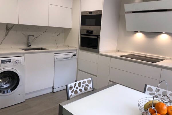 cocina grande y moderna