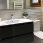 Reforma de baño moderno y pequeño en Zaragoza