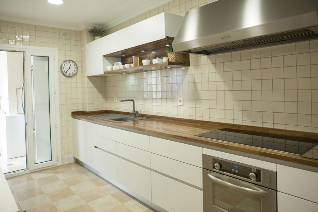 Reforma de cocina en Zaragoza con blanco y madera